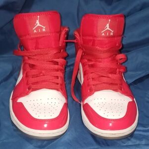 AIR JORDAN 1 MID SE GS "BARCELONA SWEATER RED PATENT"